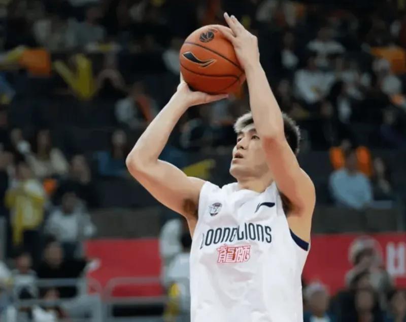 郭艾伦刚复出就统治加时！低开高走16分，结合球与变向仍具杀伤力