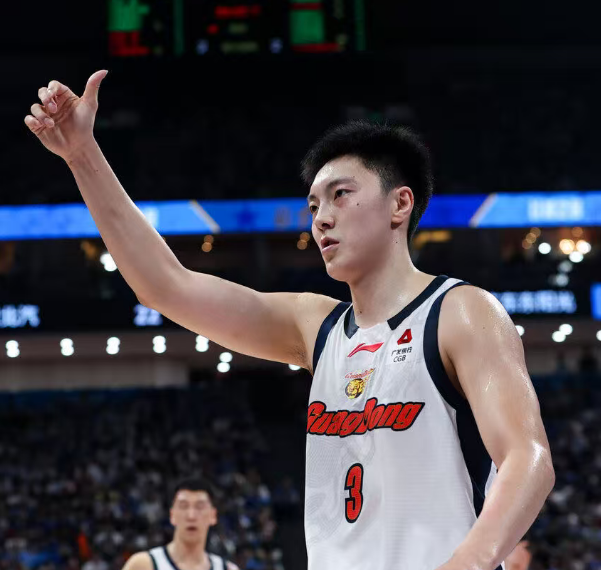 开云在线-广东男篮连续两赛季无缘四强，输球最大原因出炉，休赛季胡明轩徐杰新动作敲定
